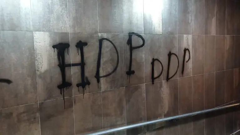 Imagen de la pintada en el portal de una comunidad de Santa Isabel /H.A.