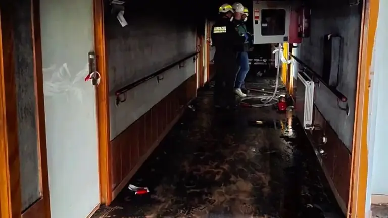Imagen de la inspecci&oacute;n de los investigadores de la Guardia civil en el lugar donde se origin&oacute; el incendio /G.C.