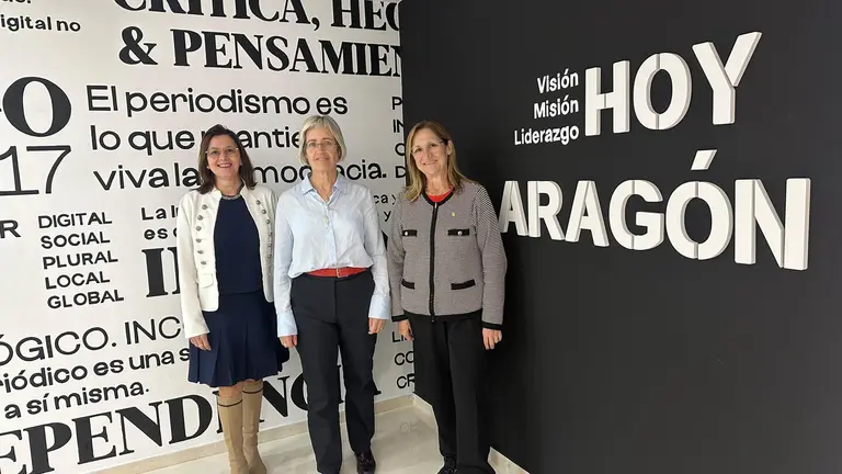 De izquierda a derecha, Ana Jarque (Caspe), Mar&iacute;a Jes&uacute;s Sari&ntilde;ena (Utebo) y Pilar Villanueva (La Puebla de Alfind&eacute;n), en la redaci&oacute;n de HOY ARAG&Oacute;N. / A. M.