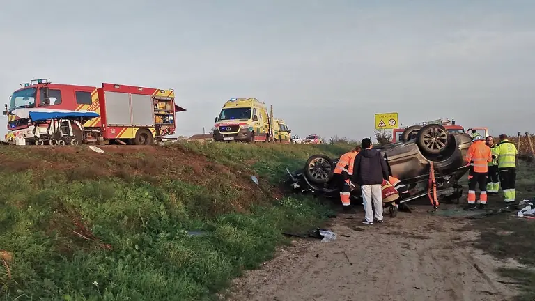 Accidente por choque frontal entre dos turismo en la N-240 en Barbastro (Huesca). / Bomberos DPH