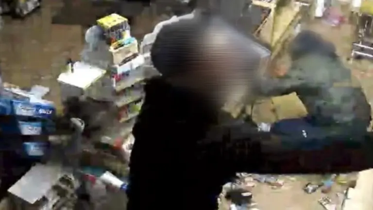 Imagen de los ladrones captada por las c&aacute;maras de seguridad del estanco /Cedida a H.A.