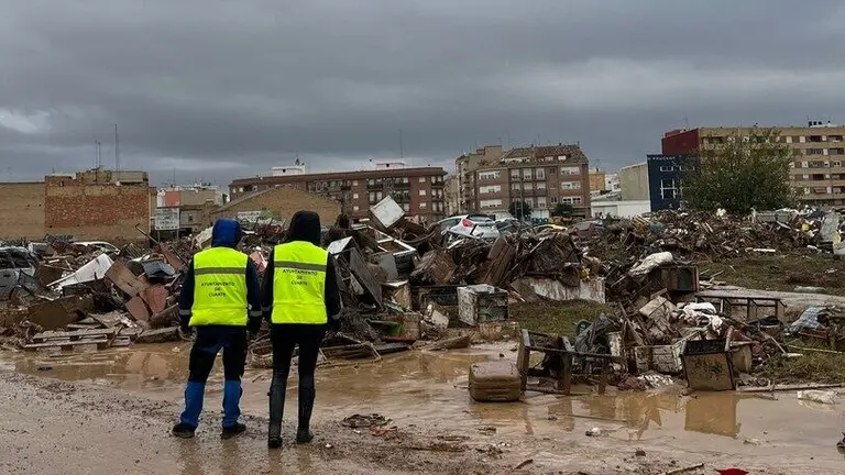 La alcaldesa de Cuarte, Elena Lacalle, visit&oacute; una de las zonas afectadas por la DANA en Valencia. / AYTO CUARTE