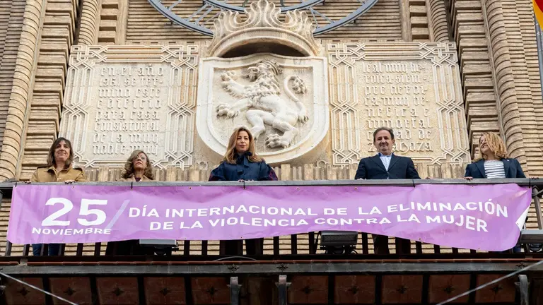 Colocaci&oacute;n de la pancarta en contra de la violencia a las mujeres.