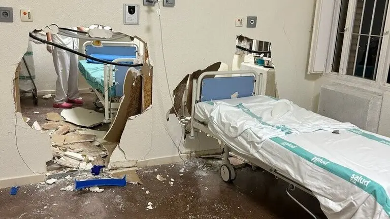 Imagen del estado de la habitaci&oacute;n tras detener al recluso que provoc&oacute; los destrozos /Cedida a H.A.