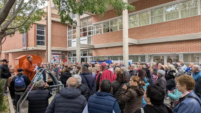 Los vecinos y vecinas de Valdefierro han mostrado su descontento con una sonora pitada.