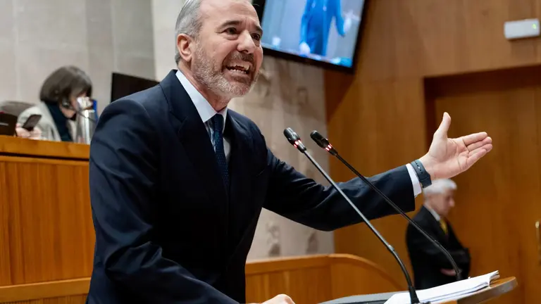 El presidente de Arag&oacute;n, Jorge Azc&oacute;n, en el pleno de este mi&eacute;rcoles en la Aljafer&iacute;a