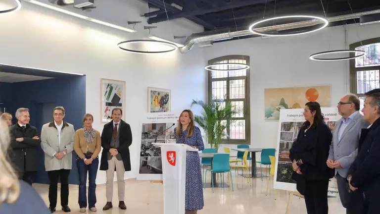 La alcaldesa de Zaragoza, Natalia Chueca, inaugura el nuevo centro de mayores. AZ