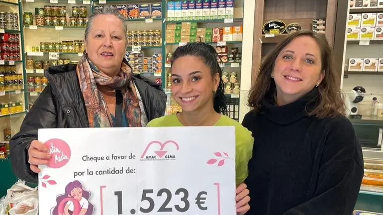 Entrega del cheque a Amac-Gema por parte de Mart&iacute;n Mart&iacute;n. / HA