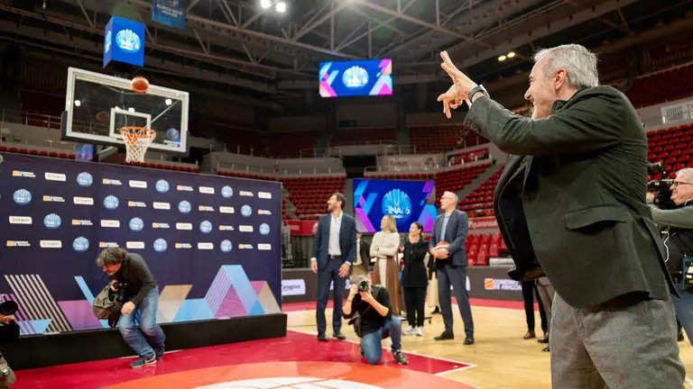 El presidente de Arag&oacute;n, Jorge Azc&oacute;n, en el pabell&oacute;n Pr&iacute;ncipe Felipe