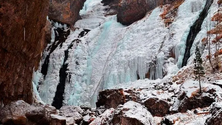 Cascada del Estrecho helada / Turismo Ordesa