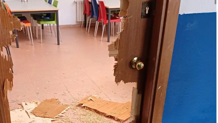 imagen de los destrozos que provocaron en el colegio/ H.A.