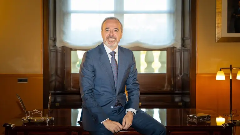 El presidente de Arag&oacute;n, Jorge Azc&oacute;n, en su despacho tras la entrvista este lunes