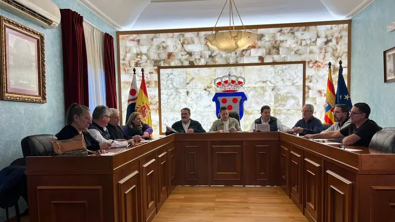 Reuni&oacute;n de ayuntamientos y comarcas afectadas por los plazos de la futura autov&iacute;a A-68. / HA