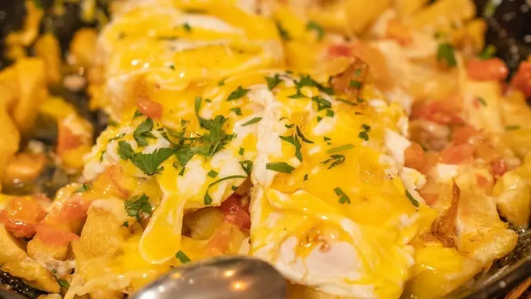 Los huevos rotos son un cl&aacute;sico para comer de raciones