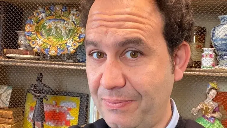 Ram&oacute;n Gaj&oacute;n, en su tienda de antig&uuml;edades