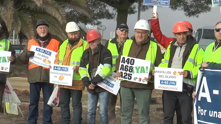 Protestas por los retrasos en el desdoblamiento de la N-232 en direcci&oacute;n Alca&ntilde;iz. / HA