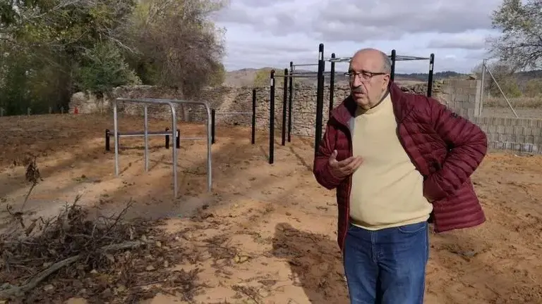 Manuel Rando visita la zona del parque municipal de Calamocha que se va a ampliar. / HA