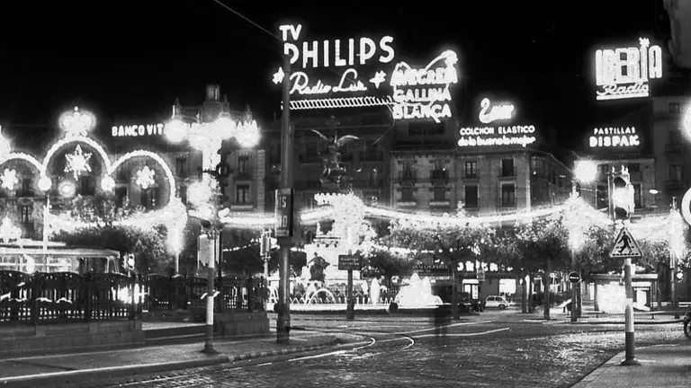 En la Plaza de Espa&ntilde;a hab&iacute;a anuncios luminosos / Gran Archivo Zaragoza Antigua