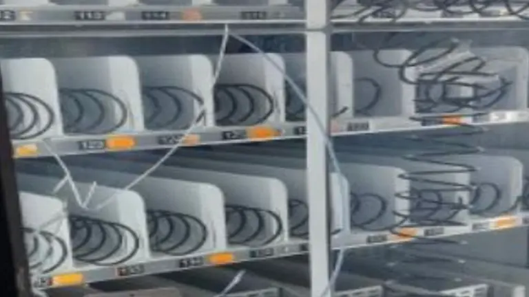 Imagen de la m&aacute;quina de vending destrozada /H.A.