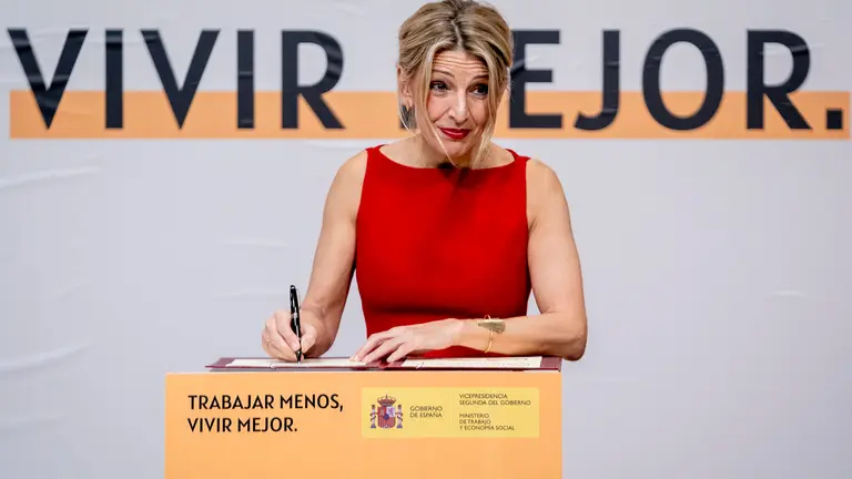La vicepresidenta del Gobierno, Yolanda D&iacute;az, en la firma del acuerdo con los sindicatos para la reducci&oacute;n de la jornada laboral