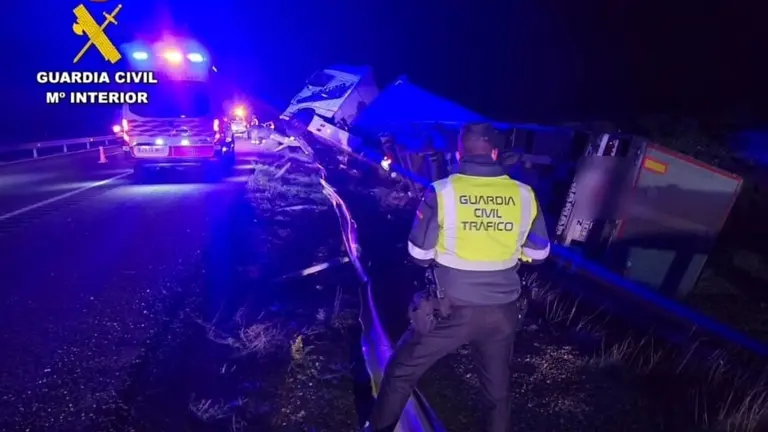 El veh&iacute;culo articulado se sali&oacute; de la calzada por el margen derecho, volcada posteriormente. - Guardia Civil.
