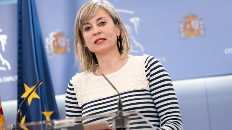 La portavoz de Sumar en el Congreso, Ver&oacute;nica Mart&iacute;nez, durante una rueda de prensa anterior a la Junta de Portavoces, en el Congreso de los Diputados, a 11 de febrero de 2025, en Madrid (Espa&ntilde;a). - Diego Radam&eacute;s - Europa Press