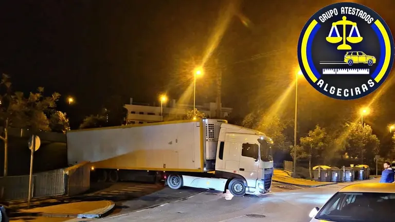 Cami&oacute;n atravesado en una calle de Algeciras. / AYUNTAMIENTO DE ALGECIRAS