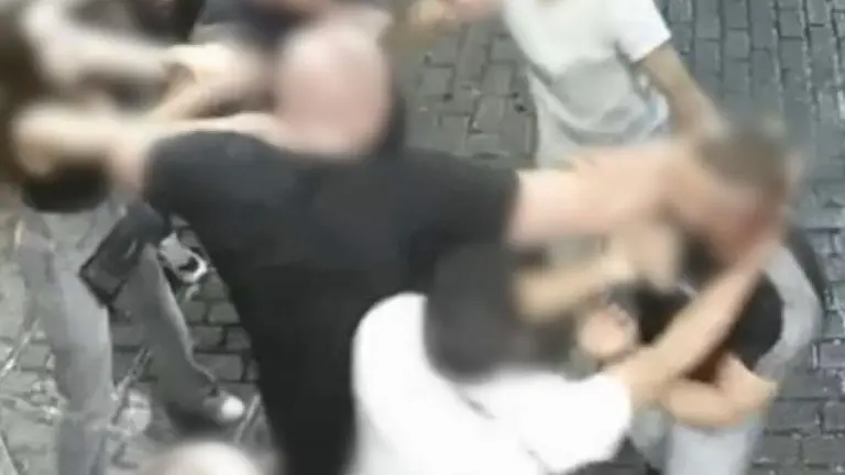 Imagen de la pelea en la plaza de Salamero en Zaragoza /H.A.