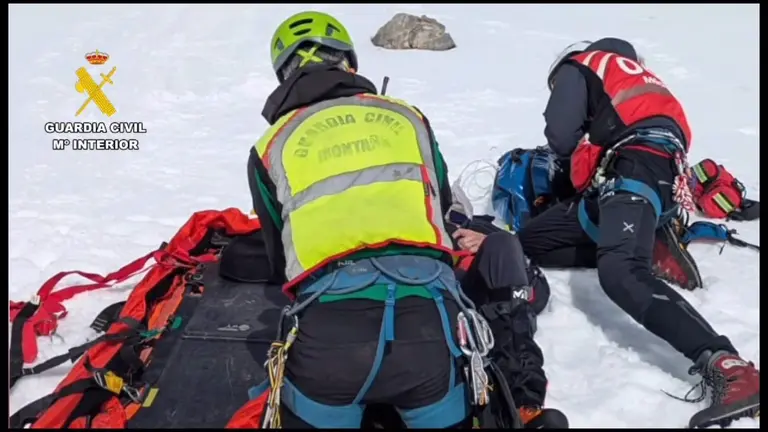 Rescate del monta&ntilde;ero valenciano herido grave este s&aacute;bado tras precipitarse unos 400 metros en la laderea sur del pico Cotiella, en el t&eacute;rmino municipal de La Fueva-Tierrantona (Huesca) - GUARDIA CIVIL