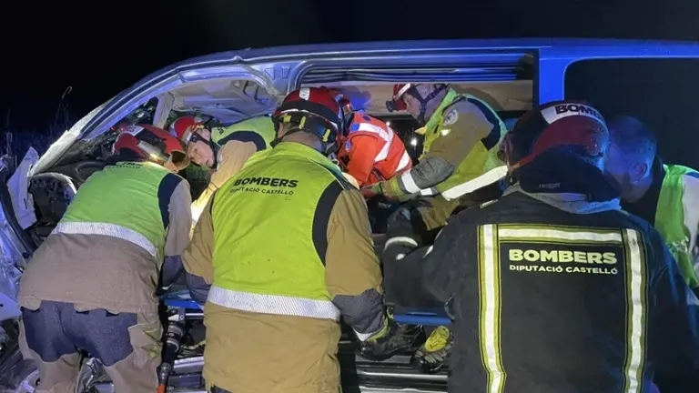 Bomberos interviniendo en el accidente / Diputaci&oacute;n de Castell&oacute;n