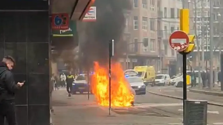 Incendio de un coche en Zaragoza: se quema en minutos en Gran V&iacute;a