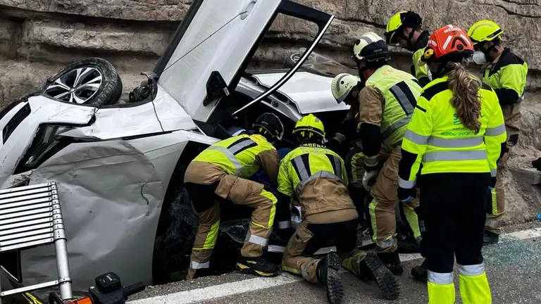 Imagen de los bomberos durante el rescate de los ocupantes/DPZ