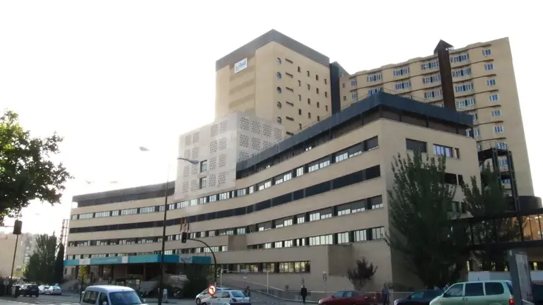 Debe pagar 15.200 euros a la celadora del Cl&iacute;nico de Zaragoza a la que agredi&oacute;