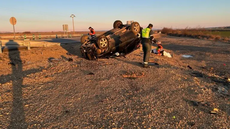 Grave accidente en Teruel: un hombre da vueltas de campana con su coche
