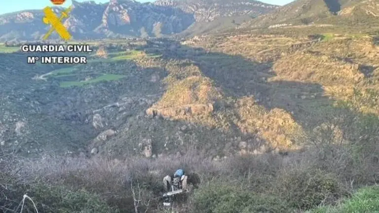 Tractor despe&ntilde;ado por una ladera este pasado domingo 30 de marzo en la localidad de Chibluco que dej&oacute; un hombre herido grave. - GUARDIA CIVIL