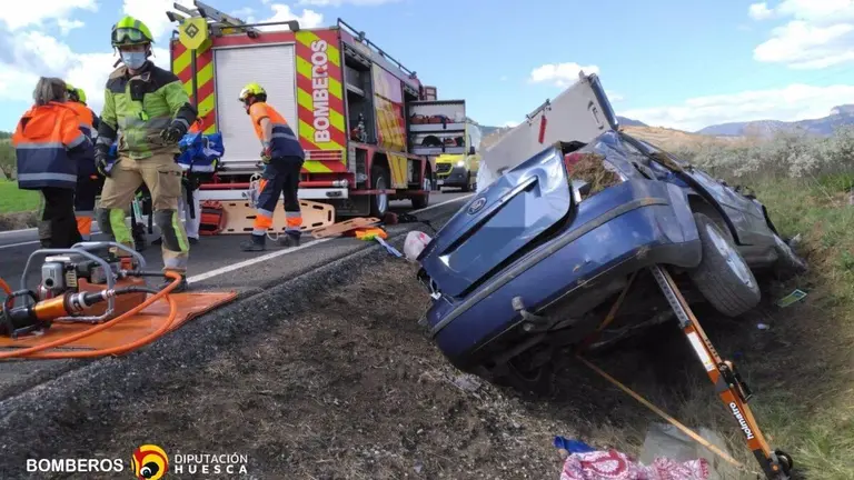 Bomberos de la DPH en el lugar del accidente ocurrido este domingo en la N-230 en Ar&eacute;n (Huesca). / DIPUTACI&Oacute;N DE HUESCA