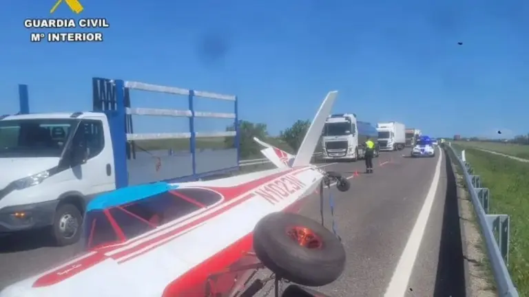 La avioneta volcada sobre el asfalto de la AP-2. / Guardia Civil