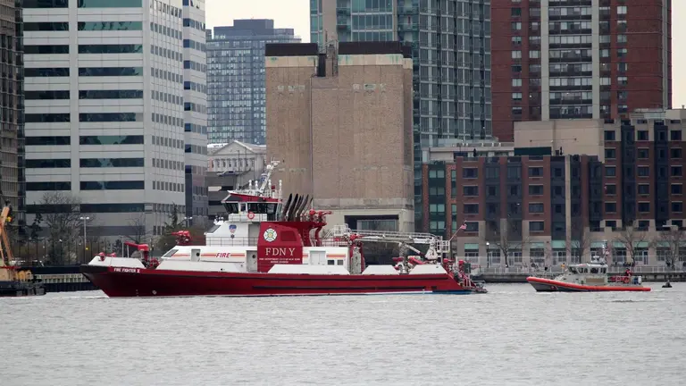 El rio Hudson de Nuevas York, cerca de donde se ha estrellado el helic&oacute;ptero con una familia de cinco espa&ntilde;oles a bordo. / EP