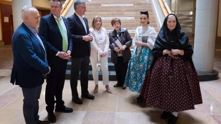 Presentaci&oacute;n del D&iacute;a de la Faldeta de Fraga El consejero de Medio Ambiente y Turismo, Manuel Blasco; el alcalde de Fraga, Jos&eacute; Ignacio Gram&uacute;n; y la concejala de Cultura, Mar&iacute;a Jos&eacute; Barraf&oacute;n, y mujeres ataviadas con el traje tradicional. - FABI&Aacute;N SIM&Oacute;N