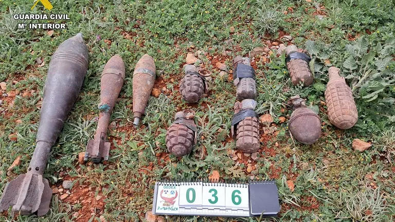 La Guardia Civil de Teruel retira 10 artefactos explosivos en Sarri&oacute;n. - GUARDIA CIVIL