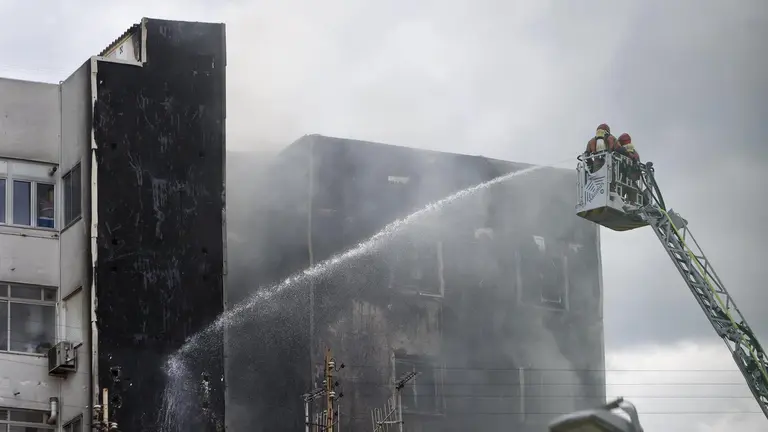 Efectivos de bomberos trabajan en la extinci&oacute;n de un incendio en un edificio de Castell&oacute;. - &Aacute;NGEL S&Aacute;NCHEZ / EUROPA PRESS