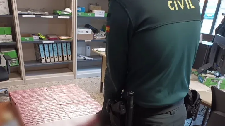 La Guardia Civil se incauta en Fraga (Huesca) de 341 paquetes de tabaco introducidos en Espa&ntilde;a de forma ilegal. - GUARDIA CIVIL