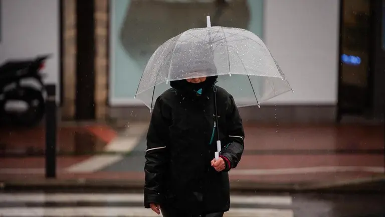 Una persona se protege de la lluvia con paraguas, a 19 de enero de 2024, en Madrid (Espa&ntilde;a). - Mateo Lanzuela - Europa Press - Archivo