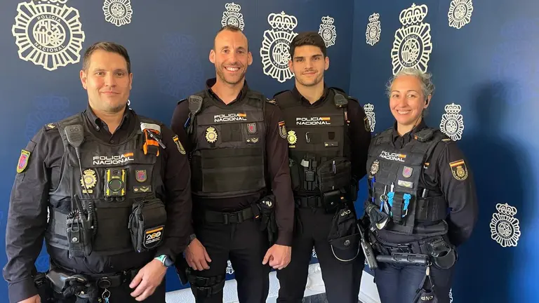 Imagen de los cuatro polic&iacute;as de Seguridad Ciudadana que asistieron al herido/H.A.