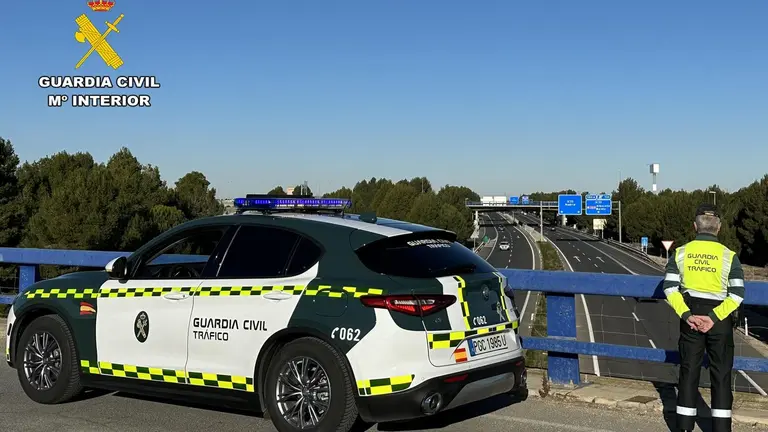 Veh&iacute;culo de la Guardia Civil de Tr&aacute;fico. / Guardia Civil