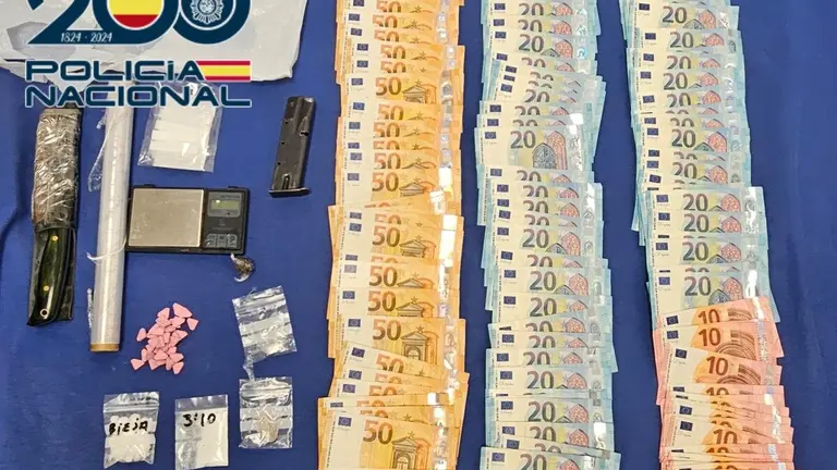 Sustancias estupefacientes, dinero en efectivo y otros objetos encontrados en la detenci&oacute;n ./ Polic&iacute;a Nacional