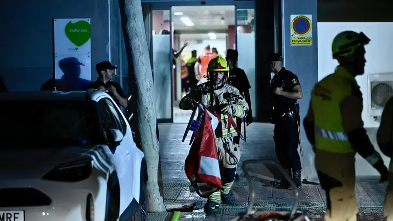 Varios servicios de emergencias trabajan en el exterior de la residencia, en la calle Salvador Allende de Zaragoza ./ Marcos Cebri&aacute;n - Europa Press