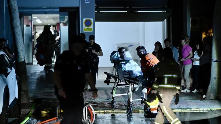 Varios servicios de emergencias trabajan en el exterior de la residencia, en la calle Salvador Allende de Zaragoza ./ Marcos Cebri&aacute;n - Europa Press