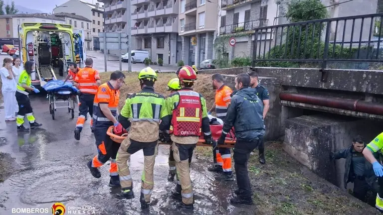 Rescate de un joven en el r&iacute;o Ara ./ DPH
