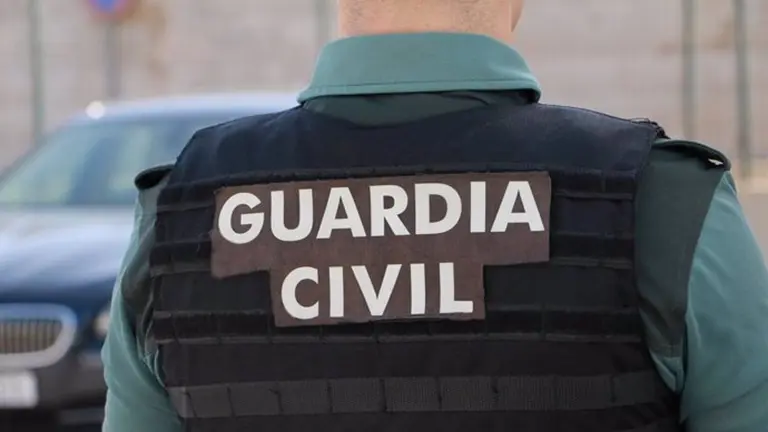 Un agente de espaldas. - GUARDIA CIVIL